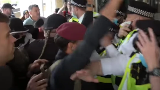 Oltásellenesek próbáltak betörni a BBC régi épületébe Londonban