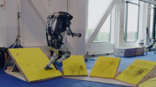 Már hátraszaltóznak is a Boston Dynamics emberszerű robotjai
