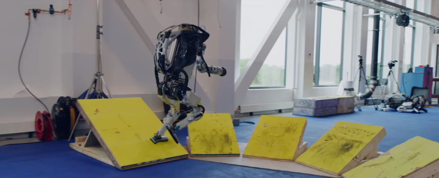 Már hátraszaltóznak is a Boston Dynamics emberszerű robotjai
