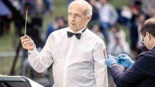 Fischer Iván karmester vezénylés közben oltatta be magát több ezer ember előtt