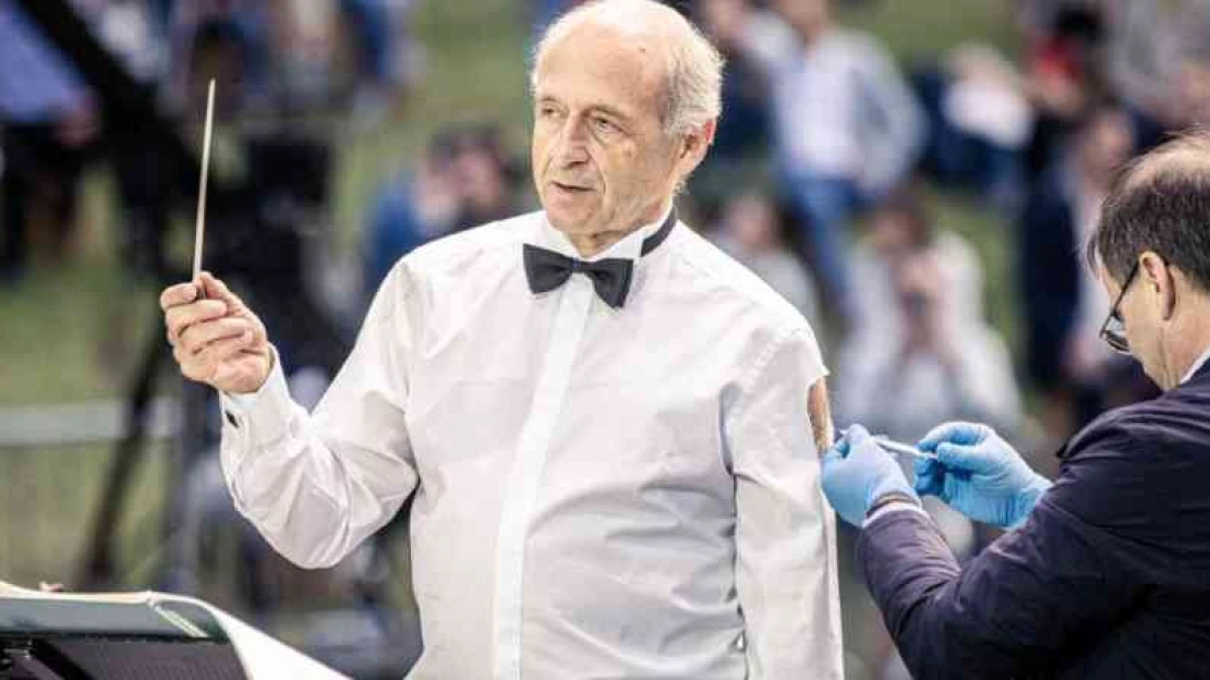 Fischer Iván karmester vezénylés közben oltatta be magát több ezer ember előtt