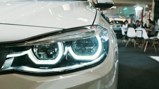 Kilőtt a BMW és a Toyota profitja, újra veszik az autókat