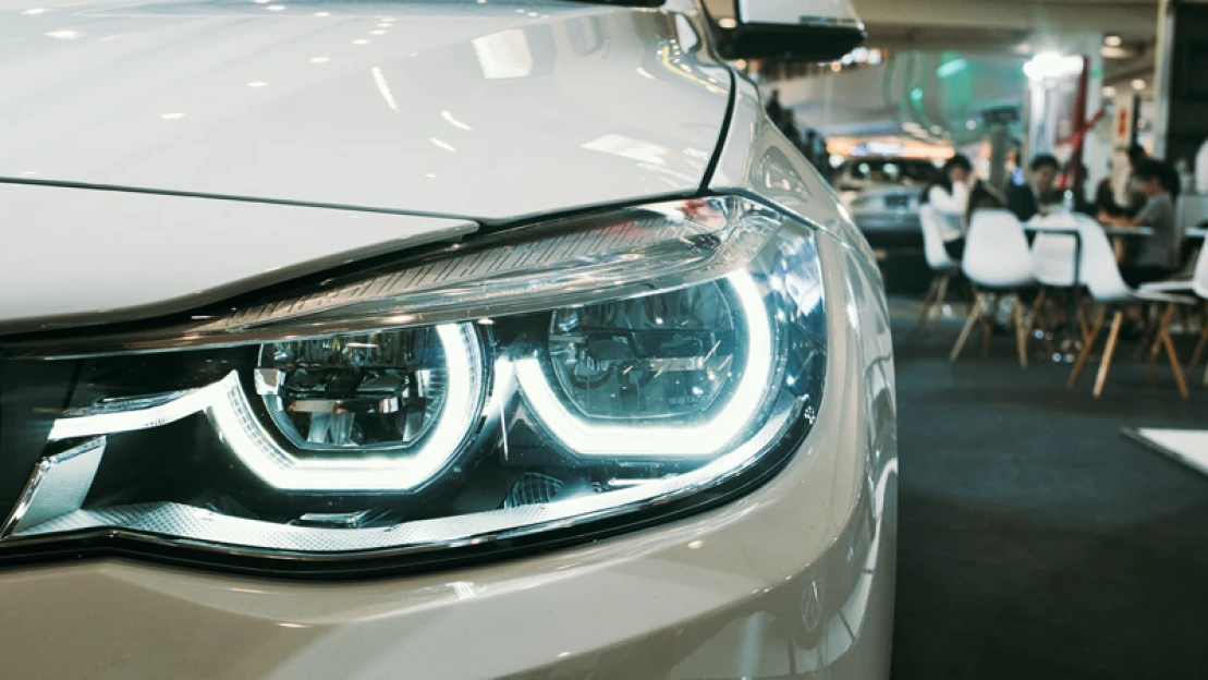 Kilőtt a BMW és a Toyota profitja, újra veszik az autókat