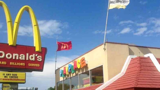 Kávéfilter és kutyapelenka maszk helyett – beperelték McDonald’s-ot saját dolgozói