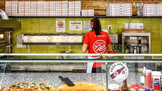 Ingyen pizzát osztogat az oltakozóknak a magyar szeletbár-lánc