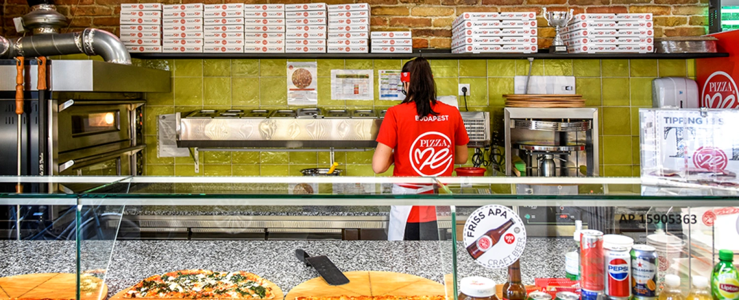 Ingyen pizzát osztogat az oltakozóknak a magyar szeletbár-lánc