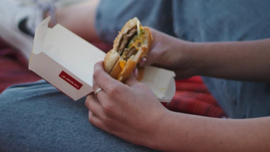Így készülnek a McDonald’s hamburgerei – végigfotózták az üzemet