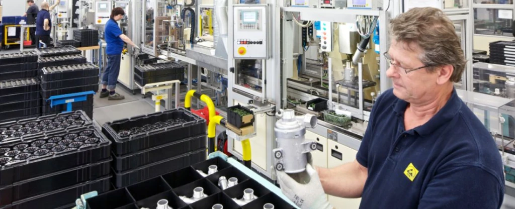 Borítókép: munka a Rheinmetall egyik üzemében Németországban. 