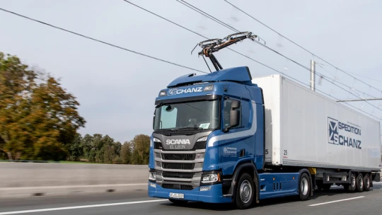 Már tesztelik a kamiontrolikat Németországban, akár elektromosak is lehetnek az autópályák