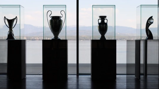 Luxusadót és fizetési plafont vezetne be az UEFA