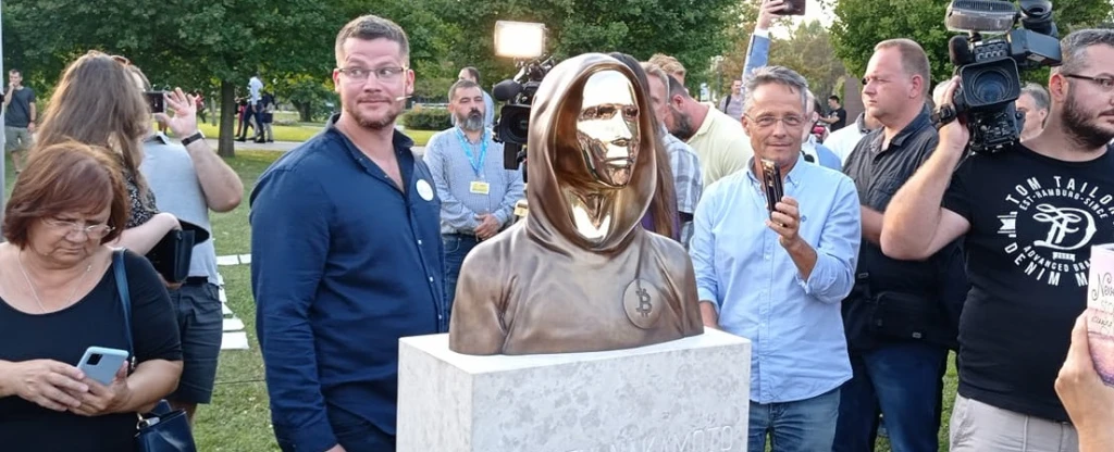 Satoshi Nakamoto szobor