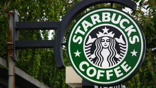 Egyre mélyül a bérszakadék, a Starbucks vezérének millió dolláros fizetése csak tünet