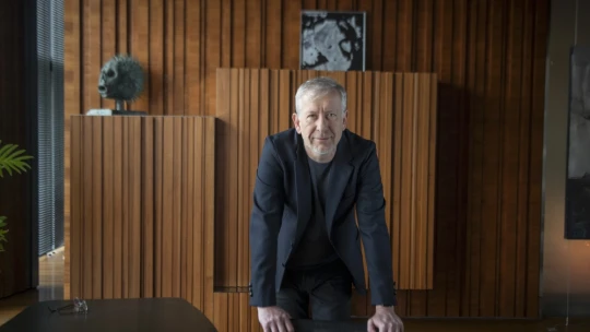 Felbukkant, hogy felmérje a morált