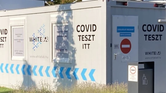 PCR-bérlet, repülőjegy garancia – akciókkal készülnek a negyedik hullámra a covidtesztállomások