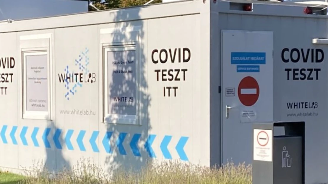 PCR-bérlet, repülőjegy garancia – akciókkal készülnek a negyedik hullámra a covidtesztállomások