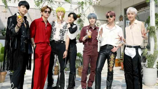 Tinédzserként kiválasztották és kiképezték őket, hogy aztán milliárdos popsikert hozzanak ügynökségüknek