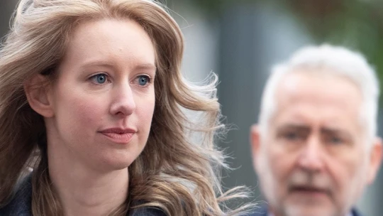 Bűnösnek találták Elizabeth Holmes-t, a Szilícium-völgy legnagyobb kóklerét