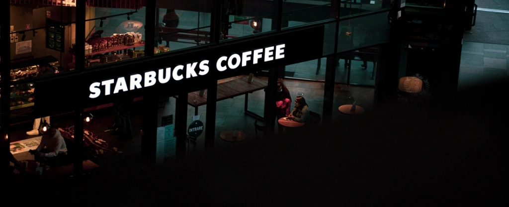 A Starbucks ügyesen használja ki elkötelezett vásárlóit, 470 milliárd forint parkol ajándékkártyákon