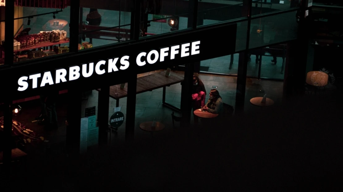 A Starbucks ügyesen használja ki elkötelezett vásárlóit, 470 milliárd forint parkol ajándékkártyákon