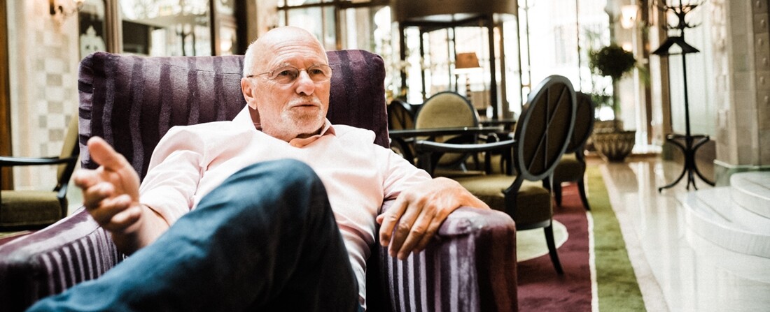 A Rossmann alapítója, Dirk Rossmann 75 évesen visszavonul és átadja fiának a céget, ő maga inkább krimiket ír
