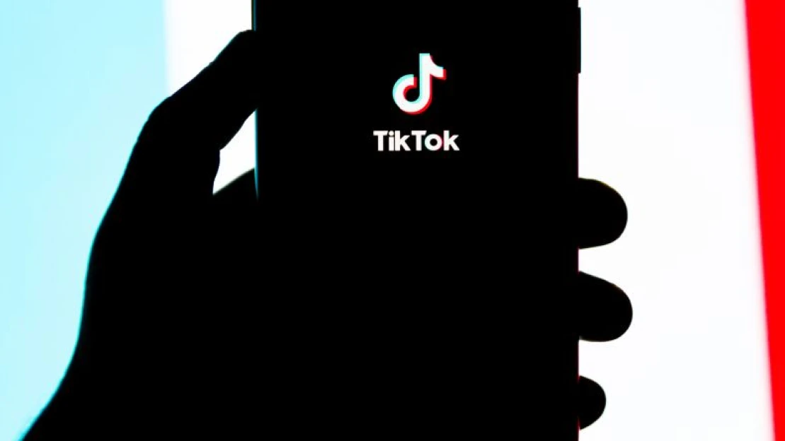 Tátogós videókkal kezdték, beférkőztek a mindennapjainkba – mit tud a Tiktok, amit a Facebook nem?