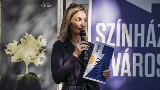A parlamenti őr a Coco Jumbót éneklő Orbánról álmodik – köztereken csinál színházat a Jurányi
