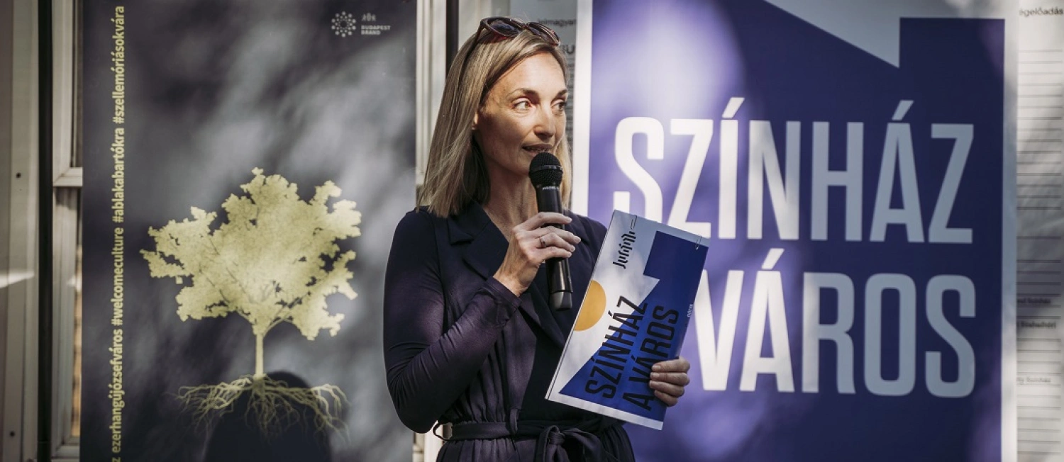 A parlamenti őr a Coco Jumbót éneklő Orbánról álmodik – köztereken csinál színházat a Jurányi