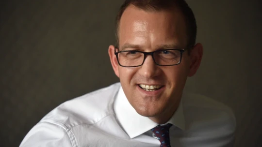 A legravaszabb cseh milliárdos vinné a britek büszkeségét, 1600 milliárd forint a tét