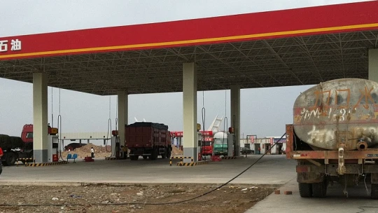 Súlyos az üzemanyaghiány Kínában, van, aki egy napig vár a tankolásra