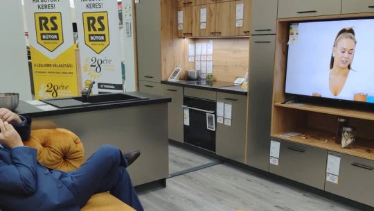 Az IKEA-val versenyezne a  Media Markt, a Pólusban összebútoroztak mással