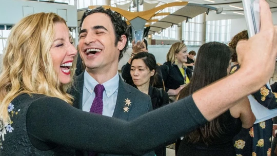 Elsőosztályú repülőjegyeket és 10 ezer dolláros jutalmat osztogatva ünnepel egy bugyigyártó