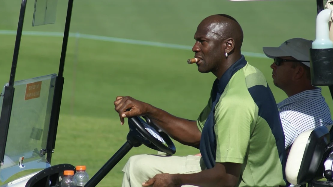 Egy gyűjtő 458 millió forintot fizetett Michael Jordan kosarascipőjéért