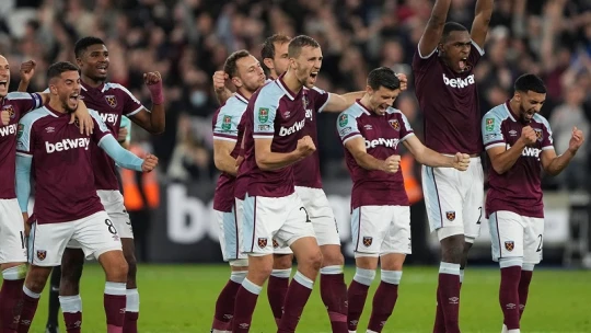 300 milliárdos üzlet a láthatáron: először lehet közép-európai tulajdonosa nagy angol futballklubnak