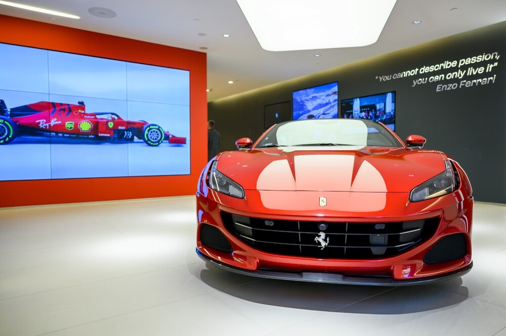 A világgazdaság tele bizonytalansággal, a Ferrari eladásai mégis csúcson – hogy nyerhetünk ezen mi is?