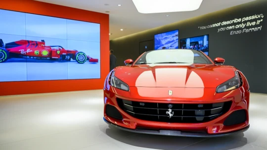 A világgazdaság tele bizonytalansággal, a Ferrari eladásai mégis csúcson – hogy nyerhetünk ezen mi is?