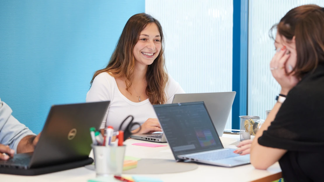 A fintech cégeket is legyűrné a szuperbank – a kulcs a szürkeállomány