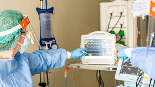 Szegedi orvos kiszivárgott levele: a betegek állapota rosszabb, nagyobb részük van intenzíven, mint a harmadik hullámban