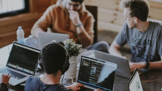 Miért kellene egy cégvezetőnek a kapitalista elnyomás főpapjaként kizárólag a profit mantráját szajkóznia?