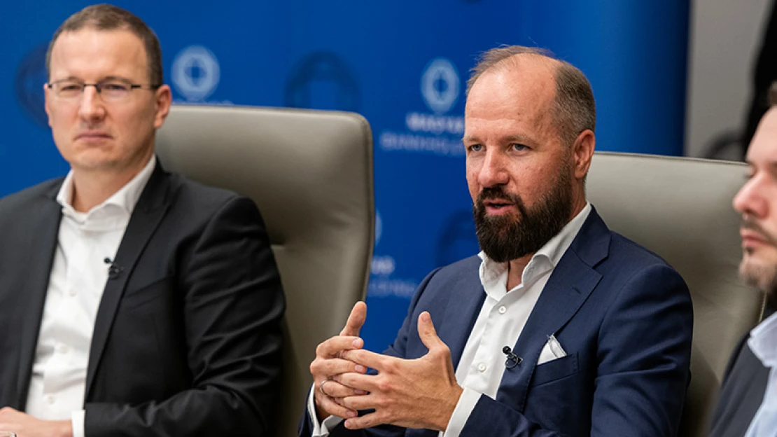 A fintech cégeket is legyűrné a szuperbank – a kulcs a szürkeállomány