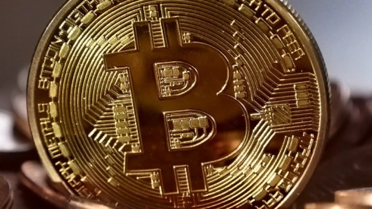 Három perc alatt elmagyarázzuk, mi a Bitcoin és mire jó