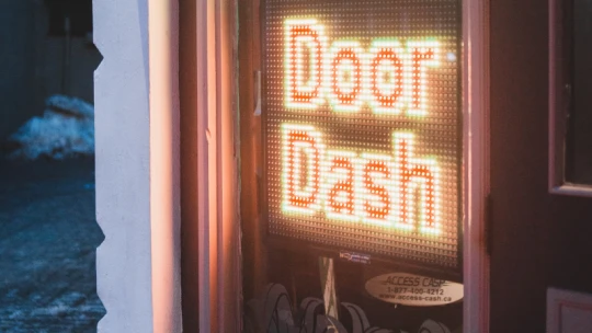 Tony, Andy és Stanley egy macaron készítőtől kapott egy ötletet majd 9 évre rá 2500 milliárd forintért megvették a Woltot