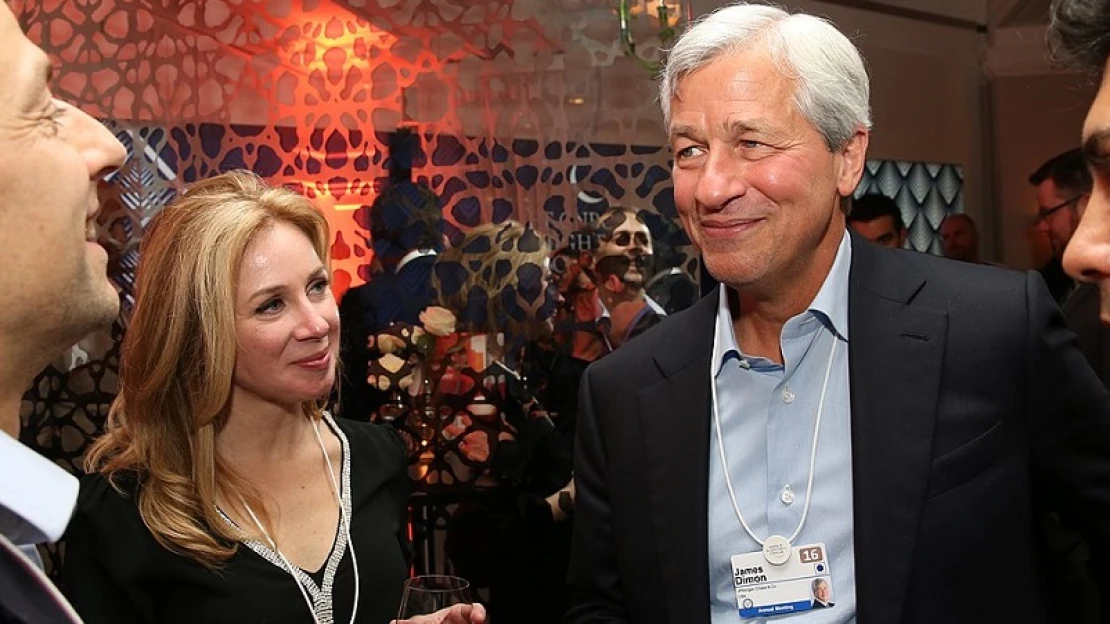 Máris szabadkozik az amerikai bankvezér, miután viccelődni mert a kínai kommunistákkal