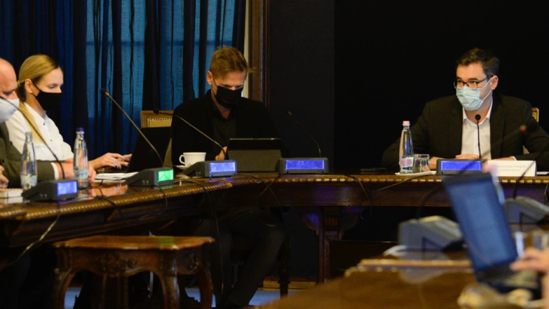 Ha kötelező lenne az oltás, megbénulna Budapest – tovább tárgyalnak a kérdésről