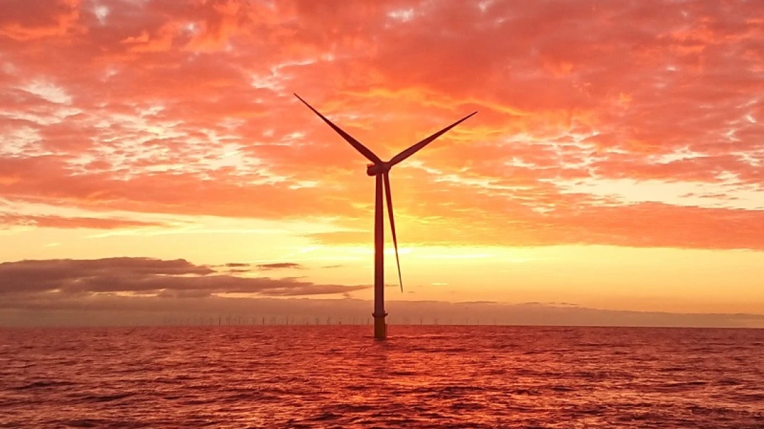 Beindult a világ legnagyobb tengeri szélerőműve, a telepítés elég látványos volt