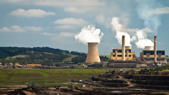 Zöld váltásról beszélnek, mégis átadták az óriási szénerőművet