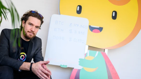 „Mintha ozorások és kaliforniai startupperek csinálták volna a sulit” – Baliról jelentkezett be az első számú magyar kriptofej