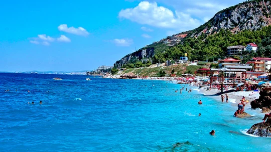 Szeretik a milliárdosok Albániát, Jászai Gellért is épp arrafelé terjeszkedik