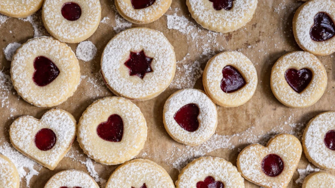 Ha csak egy süteményt sütnél idén karácsonyra, ez a linzer legyen az