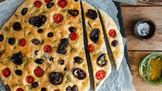 Amit Olaszországból meg akarsz tapasztalni: Paradicsomos, olajbogyós, rozmaringos focaccia