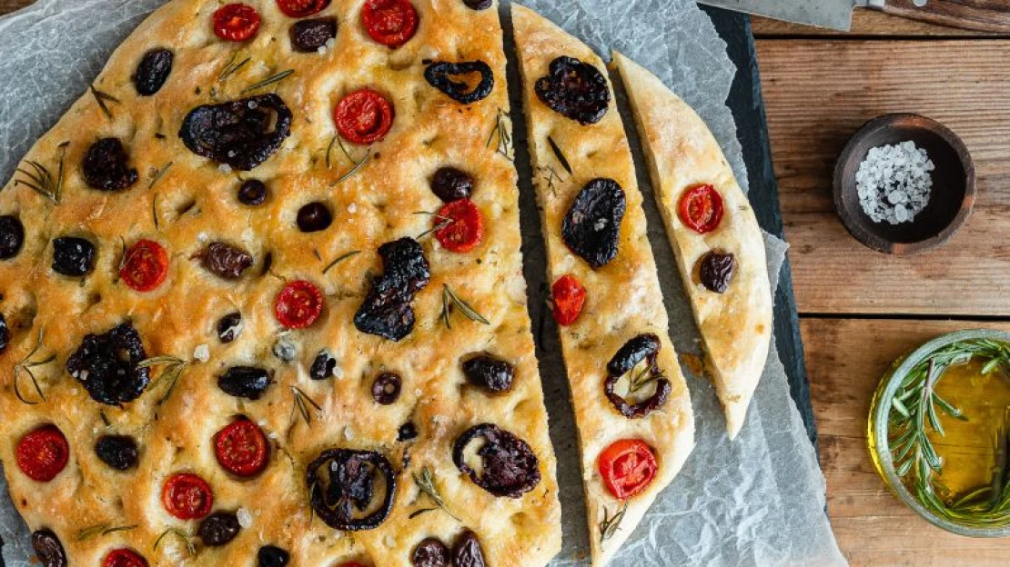 Amit Olaszországból meg akarsz tapasztalni: Paradicsomos, olajbogyós, rozmaringos focaccia